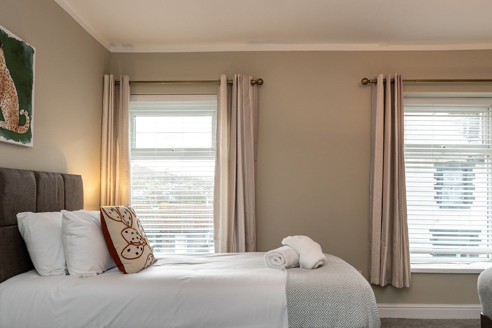 Comfortable 4-bed Home With Free Parking Wales