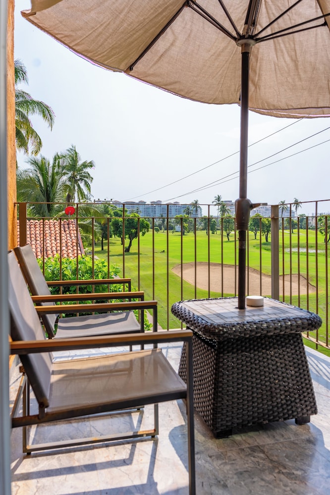 Family Condo with 3 BDR Pool & Hot tub