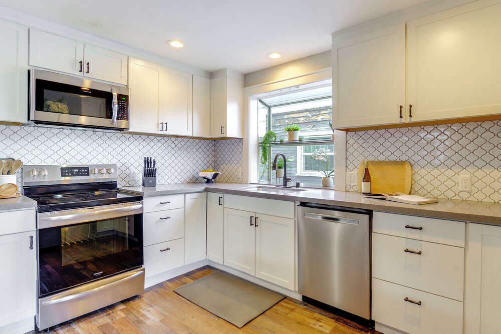 1 Mi to Historic Dtwn: Dog-friendly Everett Home!