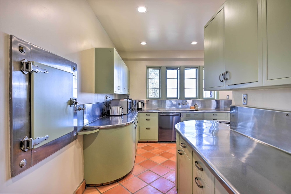 'the Castle' Hacienda Heights Home w/ Patio Pool - Property Image 22