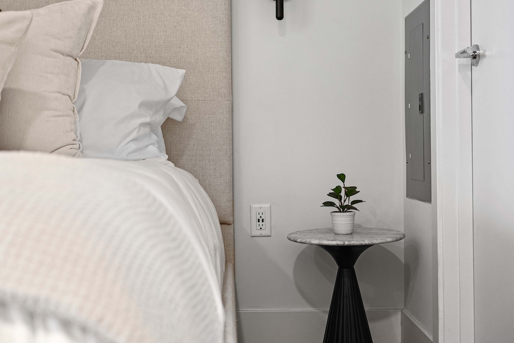 NEW Downtown Luxe King Suite Sauna Pool Access