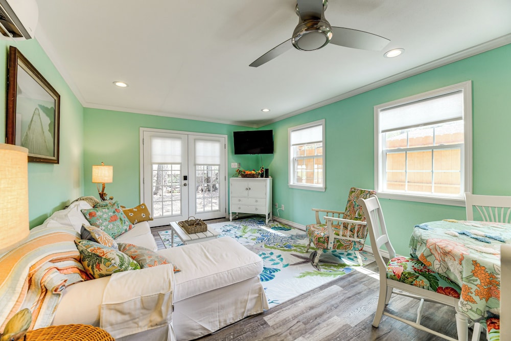 Walk to Pier & Dining: Central Rockport Cottage
