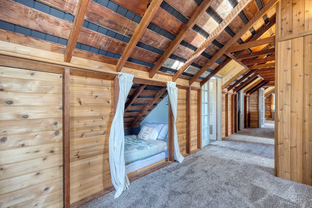 Maxwelton Aerie Bluffside Retreat w/ Sweeping Puget Sound Views + Firepit