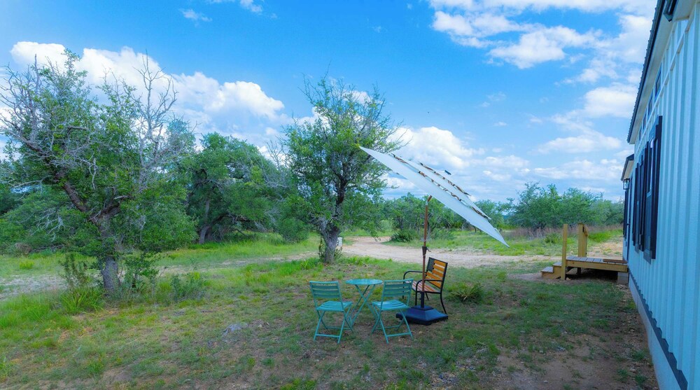 Shady Grove Tranquil Hill Country Cabin for 8 Near Pedernales Falls