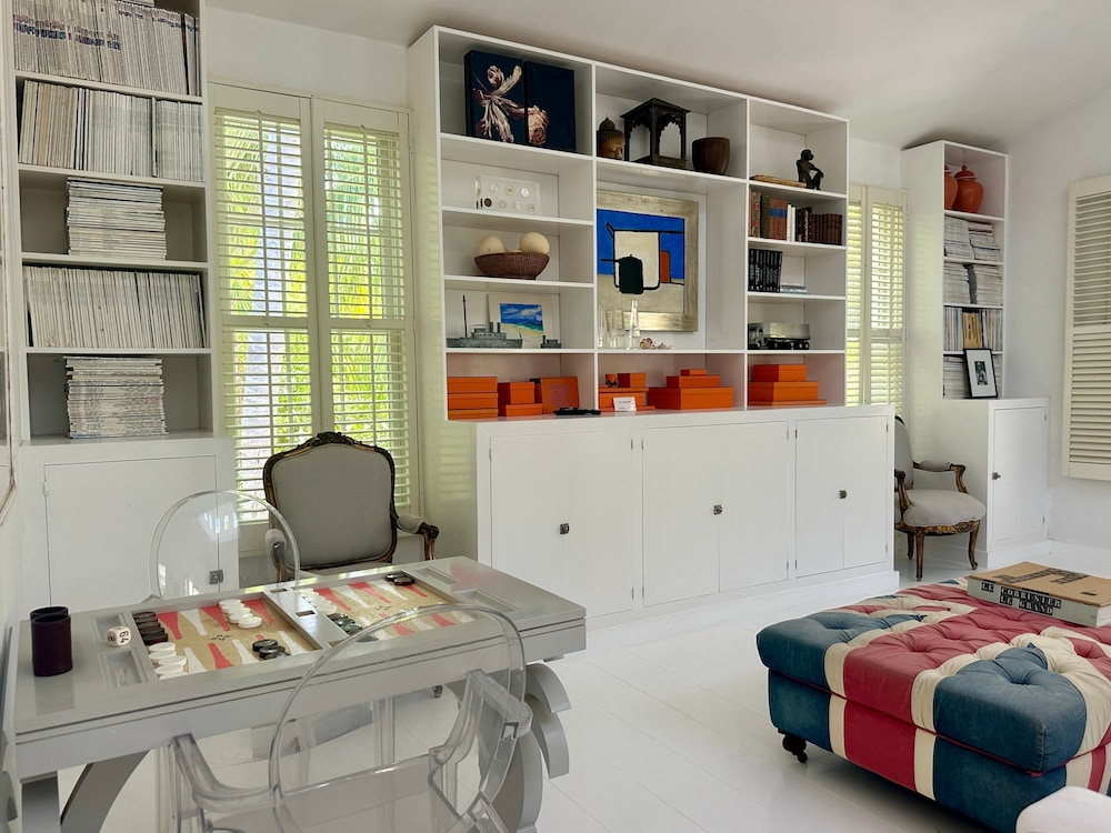 Hibiscus Hill Cricket Pavilion - Retreat Near Pink Sand Beach 2 Bedroom Cottage