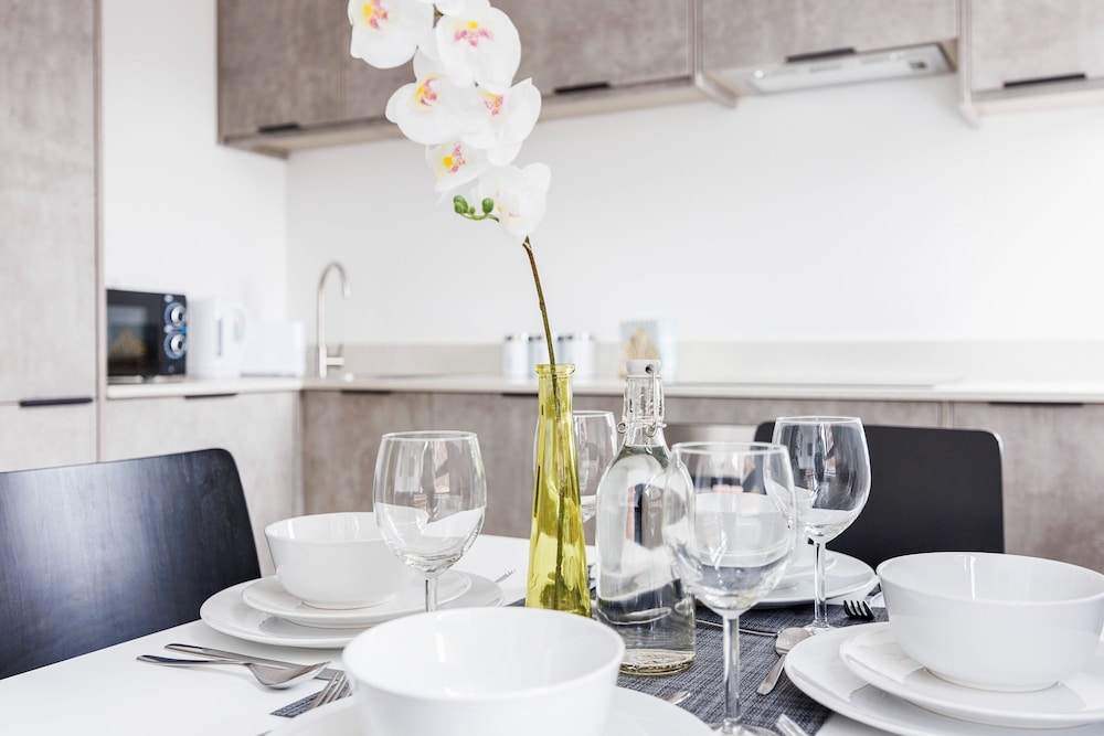 Modern 1 Bed Flat in Town Centre - Free Wifi