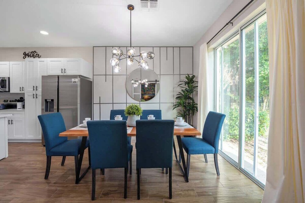 Beautiful 4BR Home w/ Modern Design