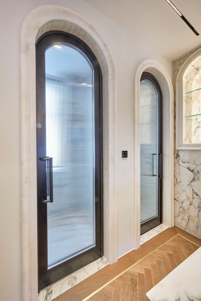 Ermou 99 Intelligent Private Suites