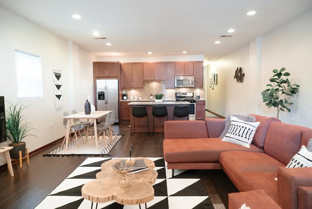 2BR Apt - Central Modern