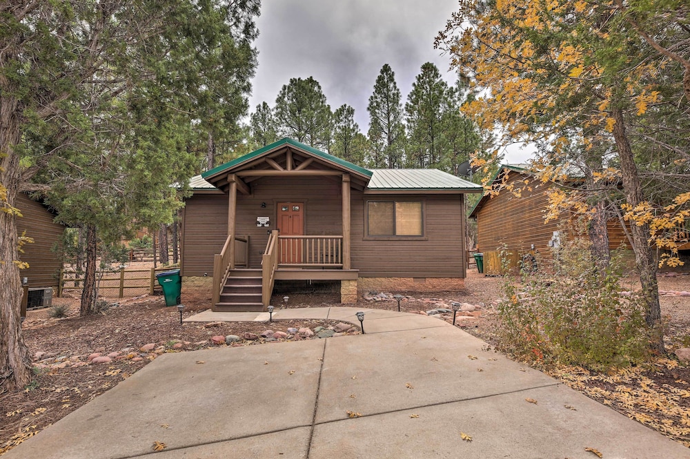 Pet-friendly Show Low Cabin w/ Trail Access!