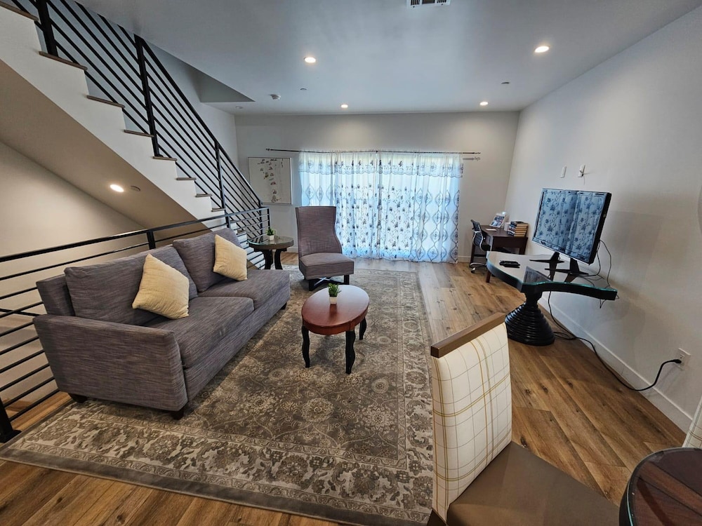 Fabulous Townhouse with Rooftop view - Image 4