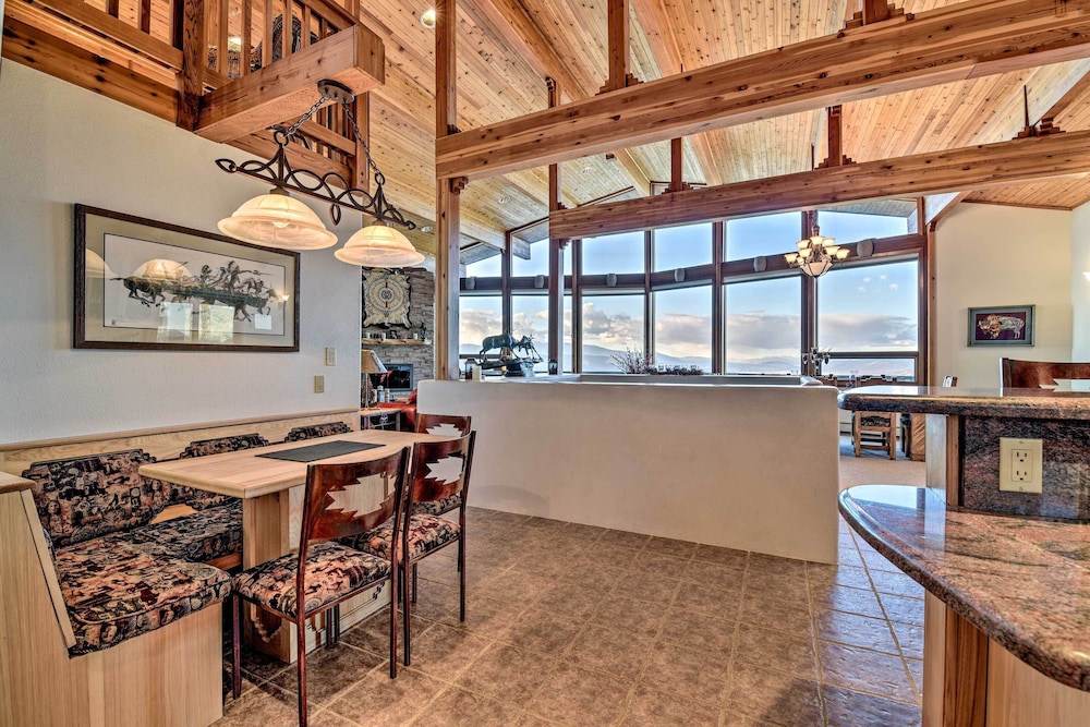 Falcon Rest: A Deluxe Angel Fire Mountain Retreat!
