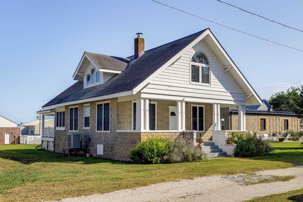 < 1 Mi to Boat Ramp: Coastal Virginia Hideaway