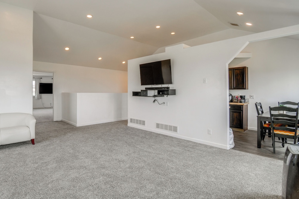Balcony & Stunning Views: Airy Apt in Idaho Falls