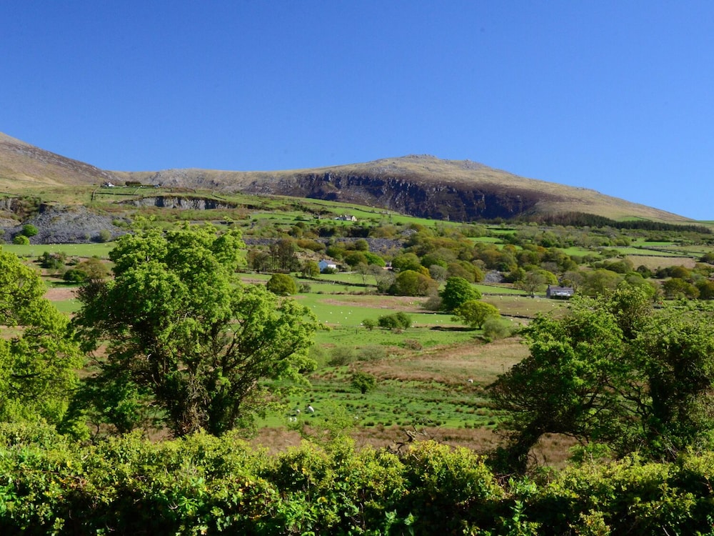 Caernarfon Vacations - 60 Hyfrydle Road - Property Image 2