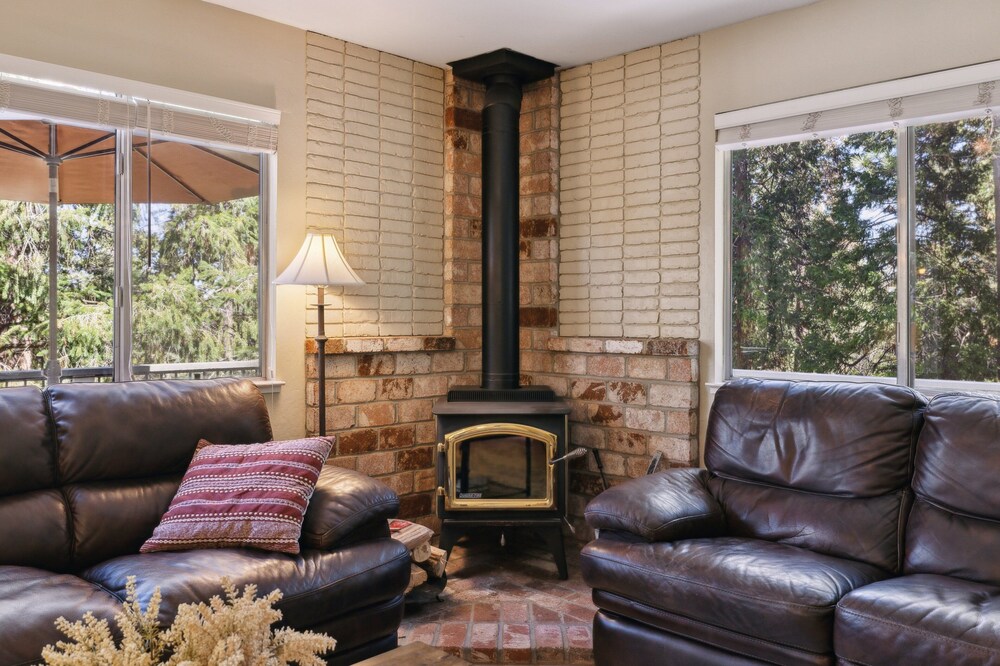 Whispering Pines Retreat 5 Bedroom Home by Yosemite Region Resorts