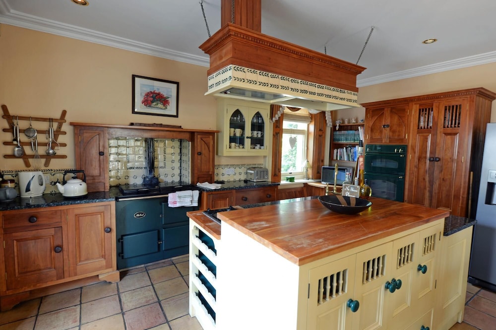 The Priory - Country Manor House Log Burner Sea Views Pet Friendly view 2
