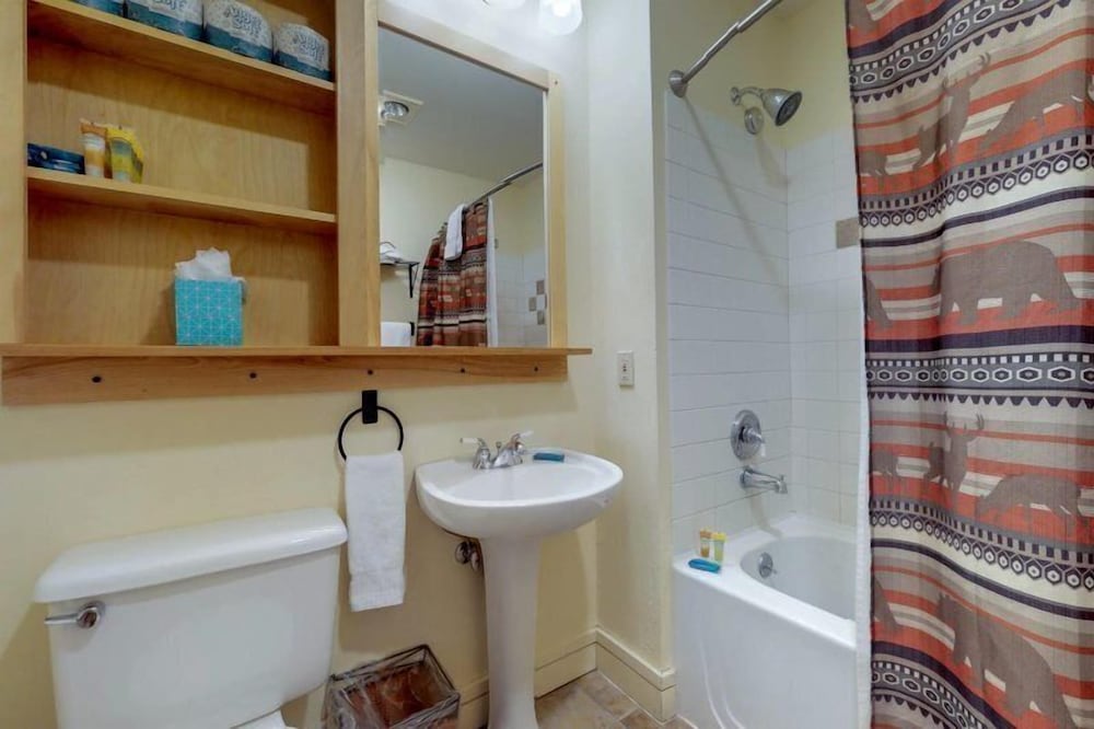 1 Bedroom Mountain Chic Condo in River Run Village Just a Short Walk to Shopping, Dining, and Skiing view 4