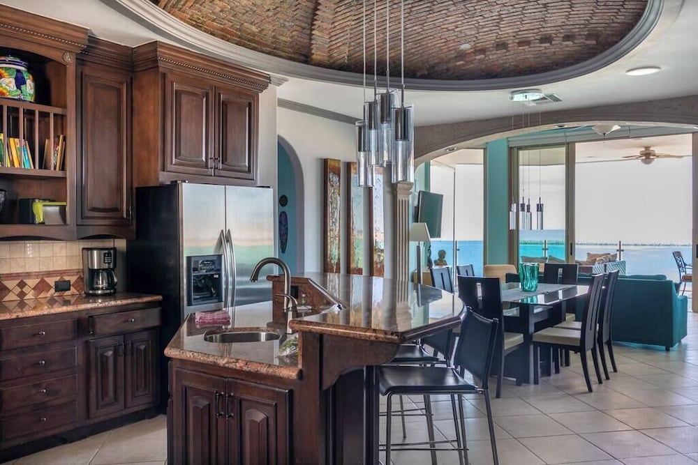 Luxury Beachfront Condo on Sandy Beach