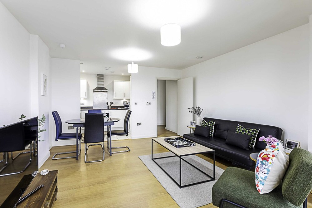 Trendy Queen's Park Apartment With Views Across London
