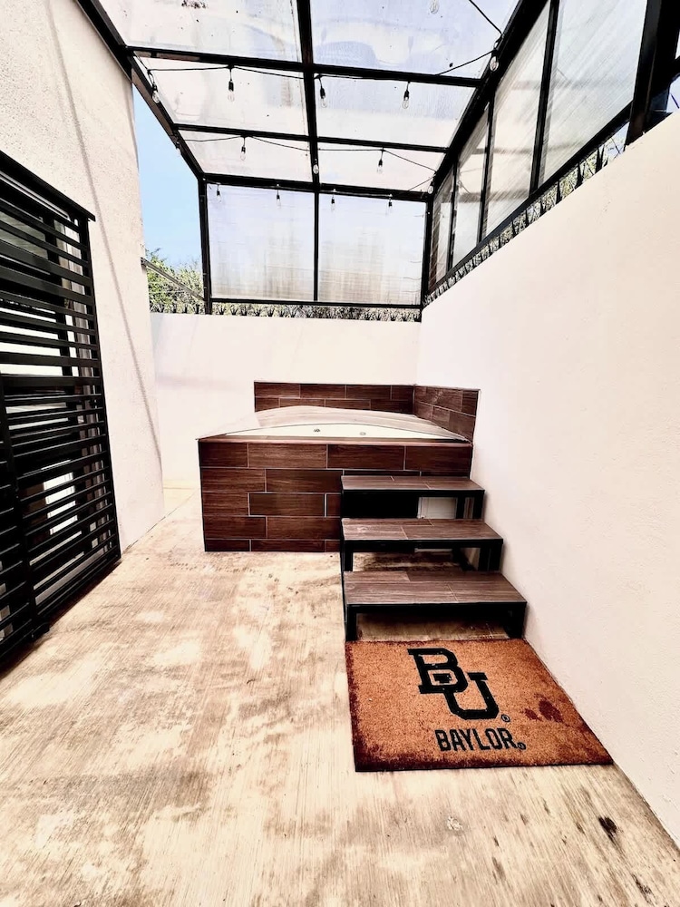 Private Jacuzzi and Pool 2 Level House