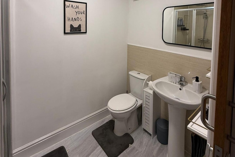 1 Bed Flat - Sleeps 2 - Parking - Wifi