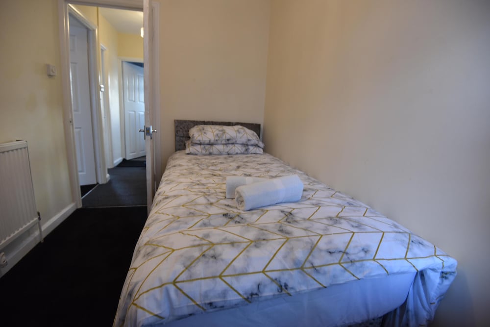 Gorgeous 3 Bedroom House Near Cardiff City Center view 3