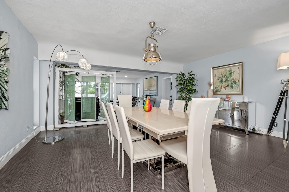 Stunning and Spacious 4 3 5 House in Hollywood Beach With Pool and Patio view 4