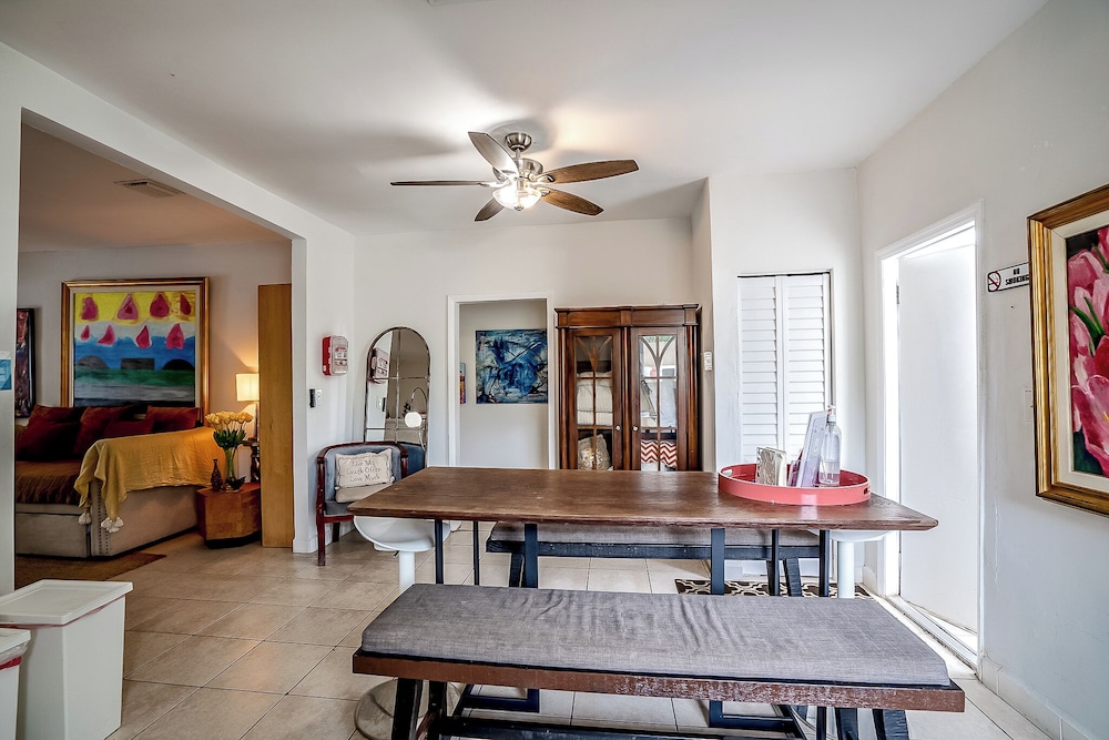 Miami Vacation Home 4 bedroom Parking.