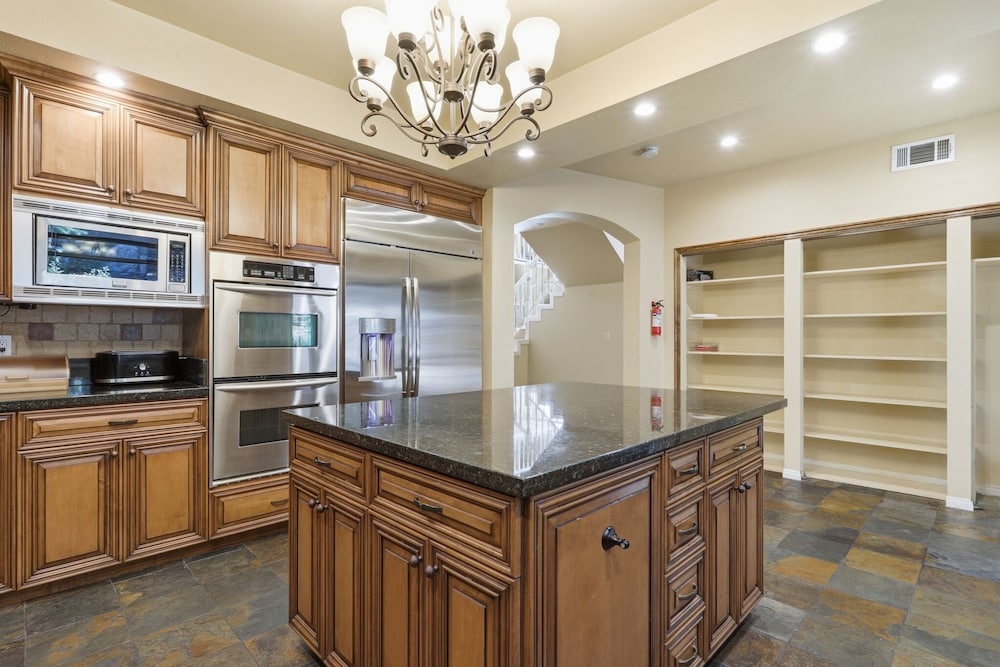 Spacious Mountain Getaway Game Room & Gazebo 5 Bedroom Villa
