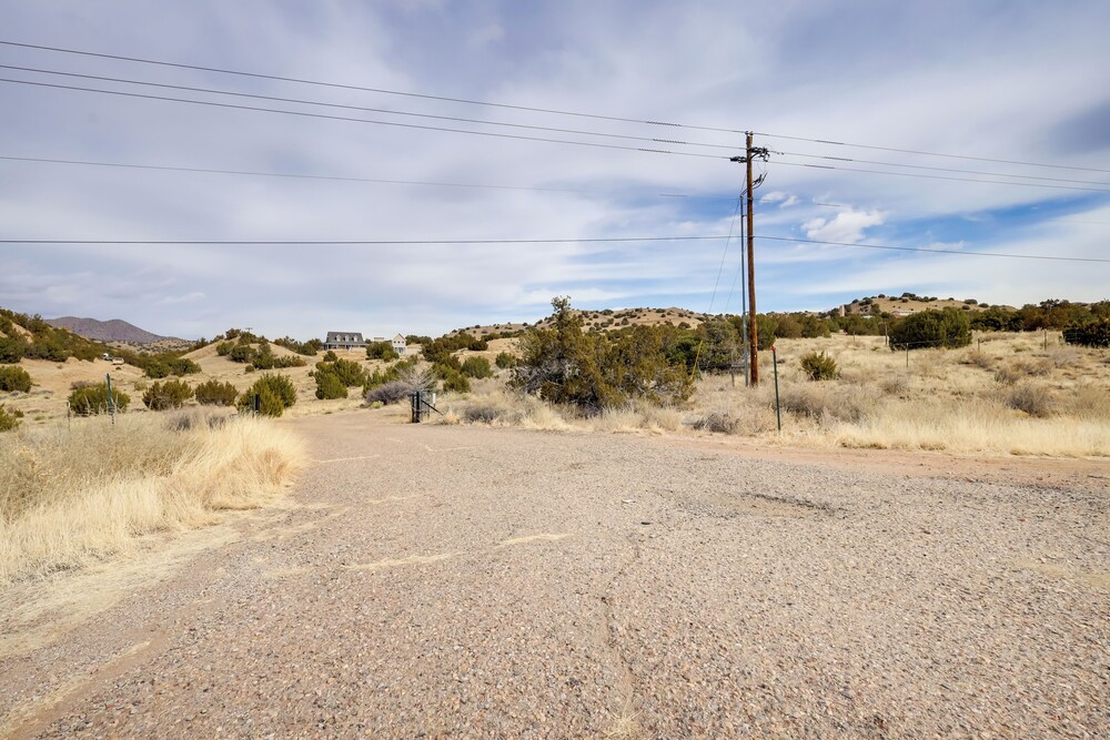 Near Hiking: Dog-friendly Studio in Los Cerrillos