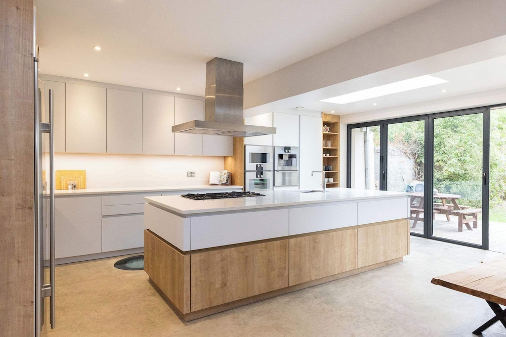 Spacious 4-bed Near City Sea