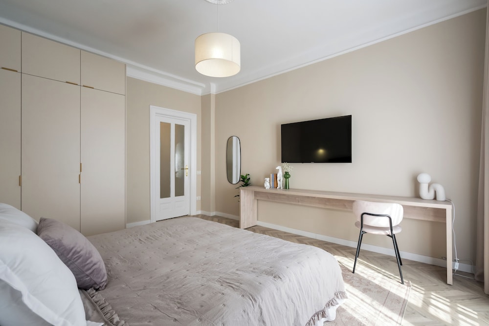 Refined & Spacious 3-Bedroom Flat Near Cismigiu, Balcony with Boulevard Views