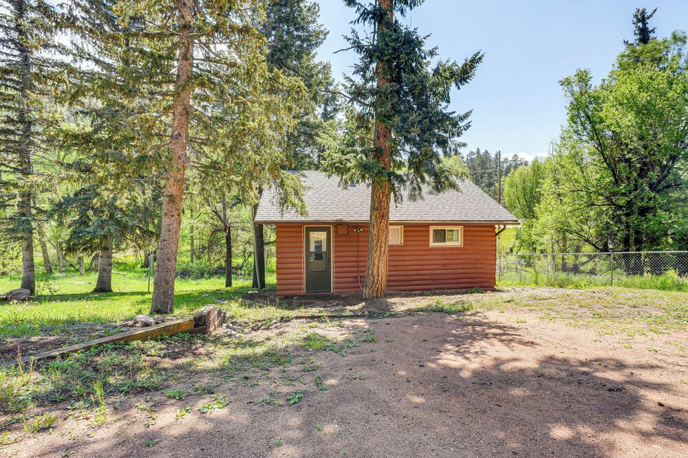 Dog Friendly: Cabin w/ Yard & Mtn Views in Cascade