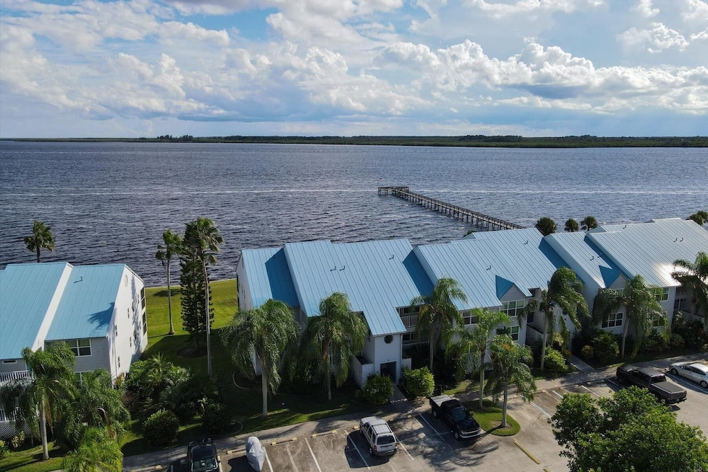 Myakka River 2/2 Private Waterfront Condo With Loft 2 Bedroom Condo