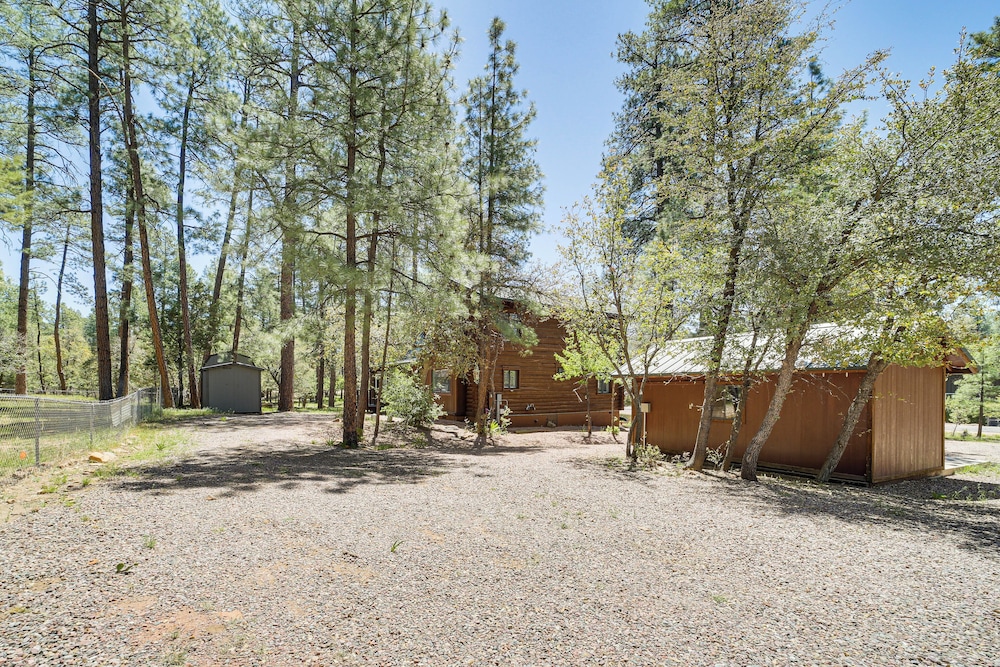 Covered Deck, Private Acreage: Log Cabin in Pine