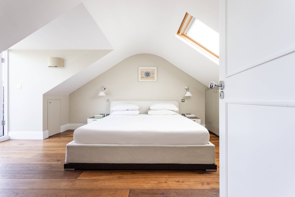 Bassett Road XII by Onefinestay