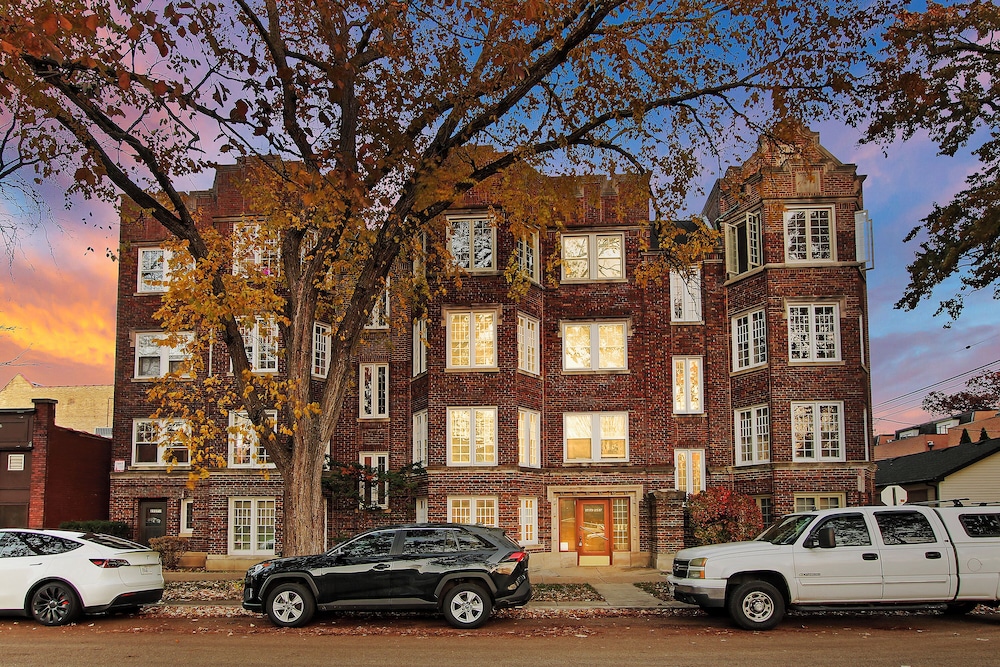 Sleek and Cozy 1BR Apartment - Hartrey G