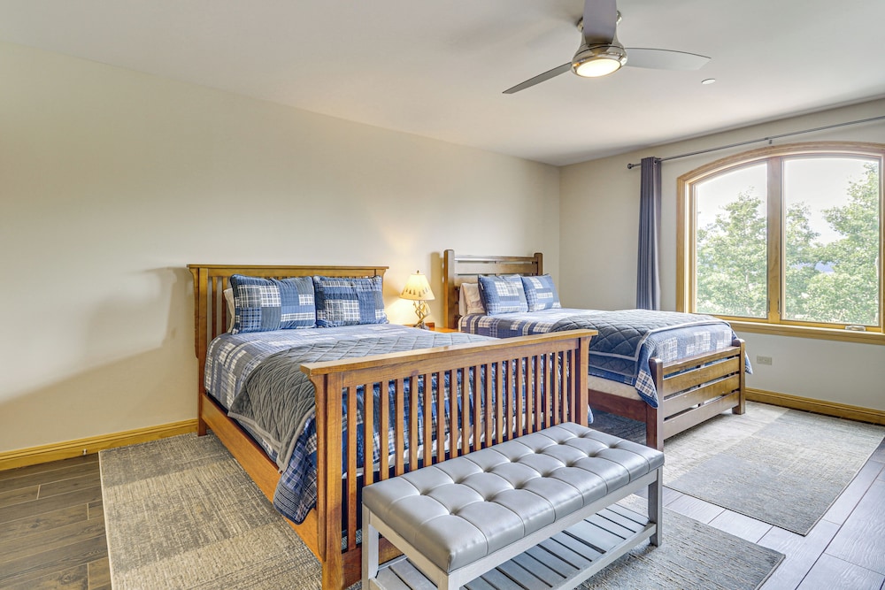 2 Mi to Angel Fire Resort: Luxury Condo w/ Balcony