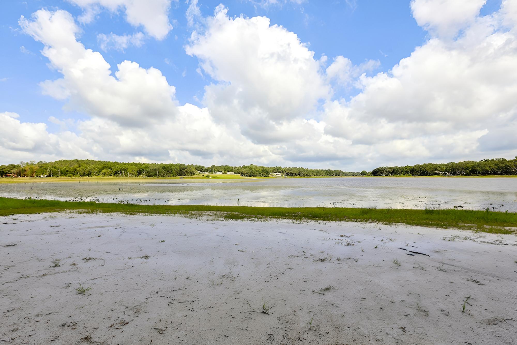 Lakefront Dunnellon Home w/ Yard & Gas Grill! view 3