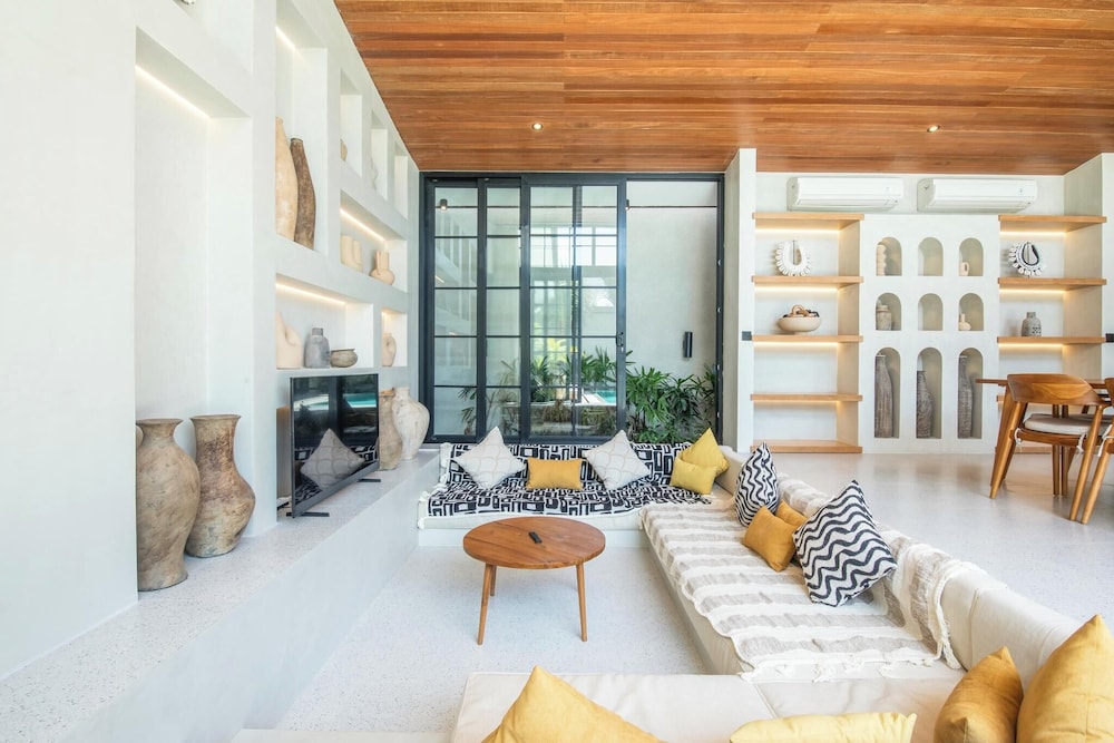 Stylish 5BR Boho Hideaway, 5 Minutes Bingin Beach