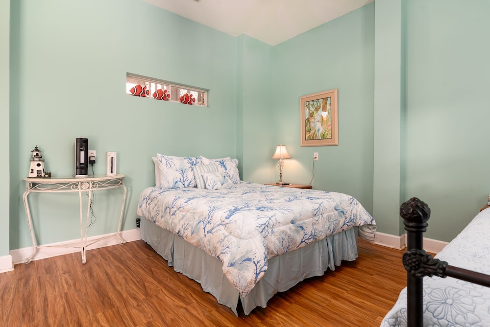 Breezy Decks - 601 Hernando Pl 4 Bedroom Home