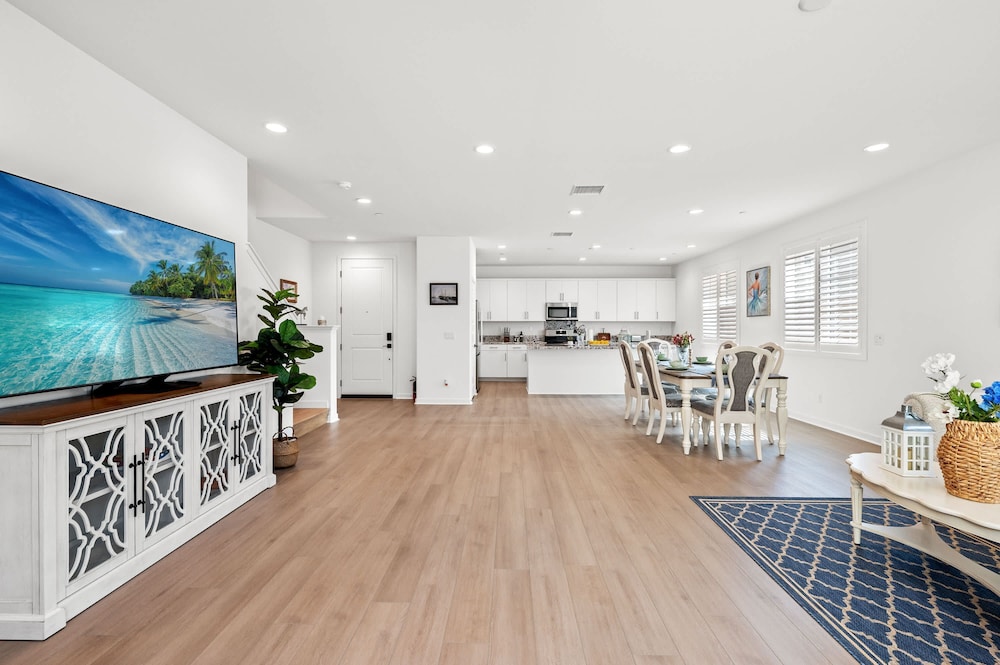 Spacious 5BR Getaway w Game Room Modern Comfort