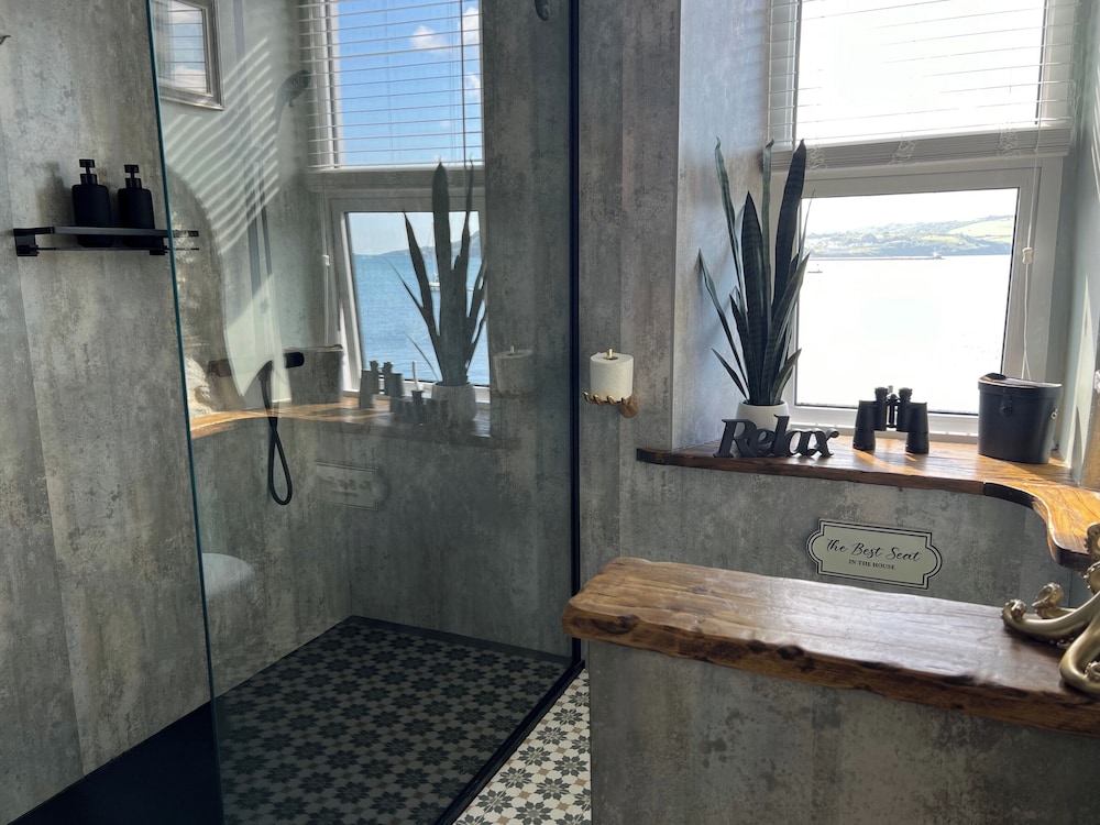 Seafront Cottage - Beach Access - Pet Friendly