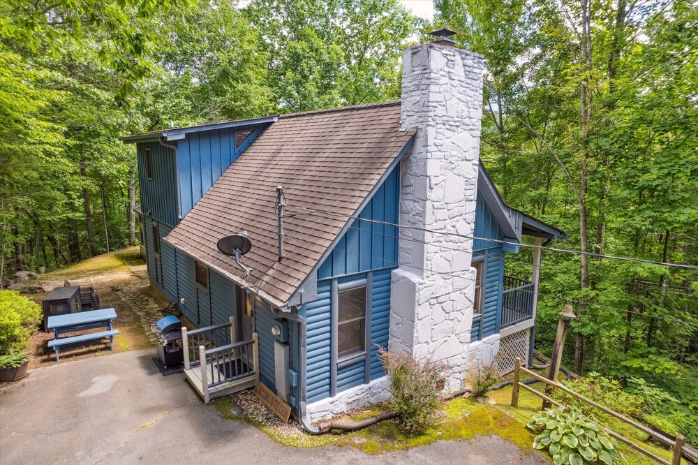 Golf Resort Cabin w Hot Tub Firepit Pool