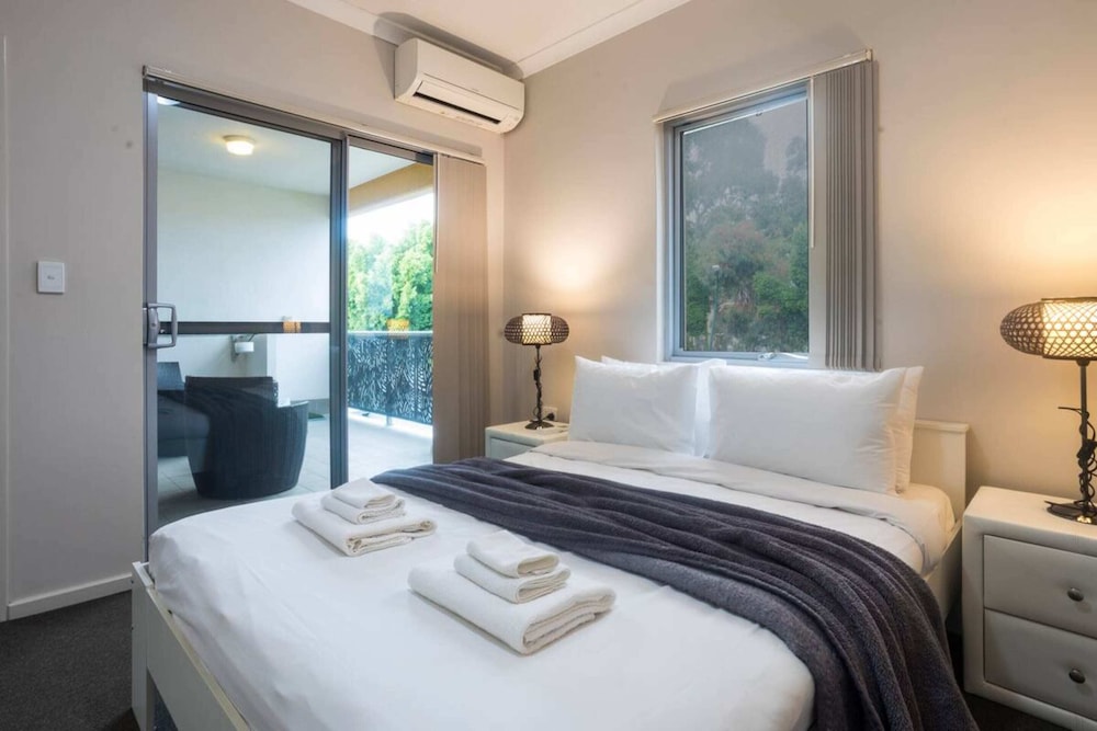 Pet Friendly 2BR APT With Balcony in East Vic Park