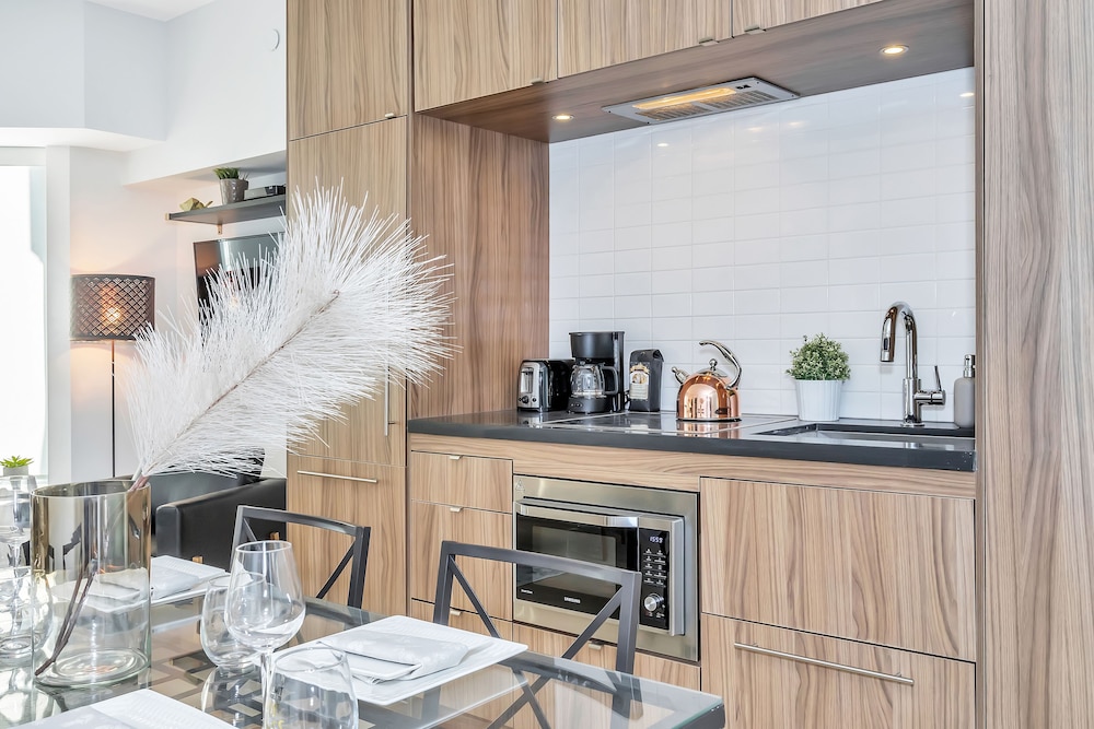 QuickStay Yorkville Condo - Yonge & Bloor photo 4