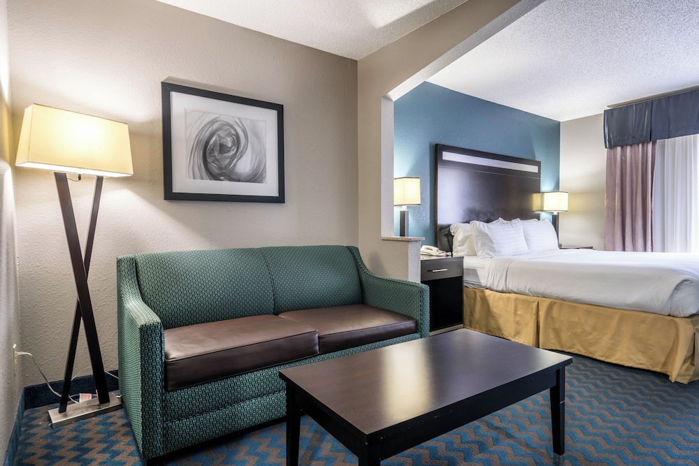 Roanoke Rapids Vacations - Holiday Inn Express  Suites Roanoke Rapids SE, an IHG Hotel - Property Image 4