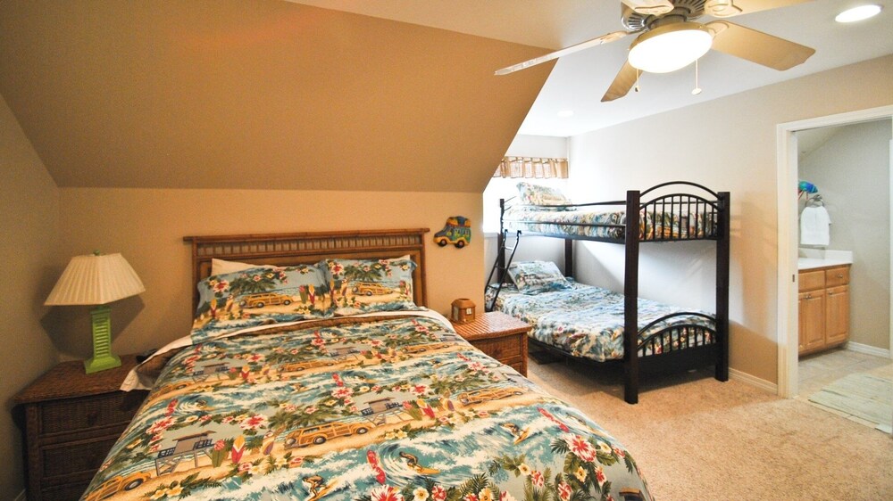 Kowabunga - You'll Love The Rooftop Deck And Private Heated Dipping Pool! Pet Friendly! 4 Bedroom Home by RedAwning view 3