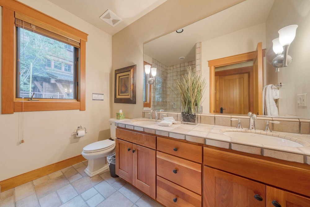 Cedars at Palisades by Avantstay Hot Tub, Resort Access, and Mountain Views